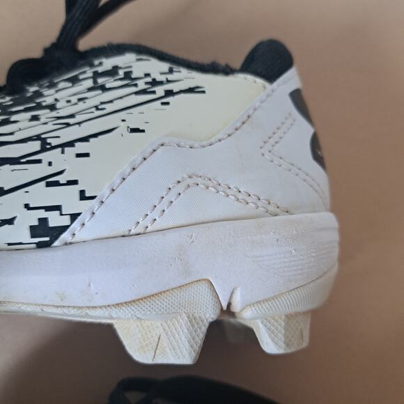 Under Armour Size 12 Youth Black and White Baseball Cleats - Picture 8 of 9